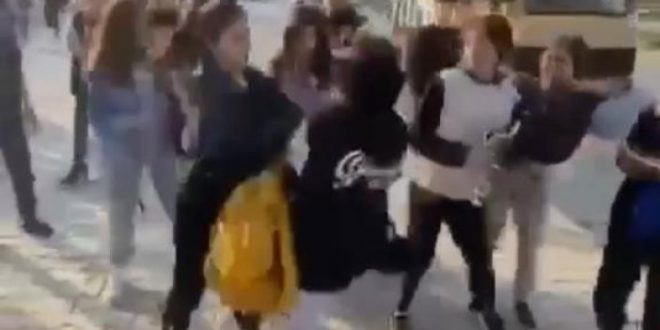 Adana’da liseli kızların kavgasını arkadaşları gülerek kaydetti…