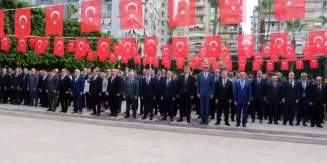 Adana’da 24 Kasım Öğretmenler Günü’nde Atatürk Anıtı’na çelenk sunuldu…